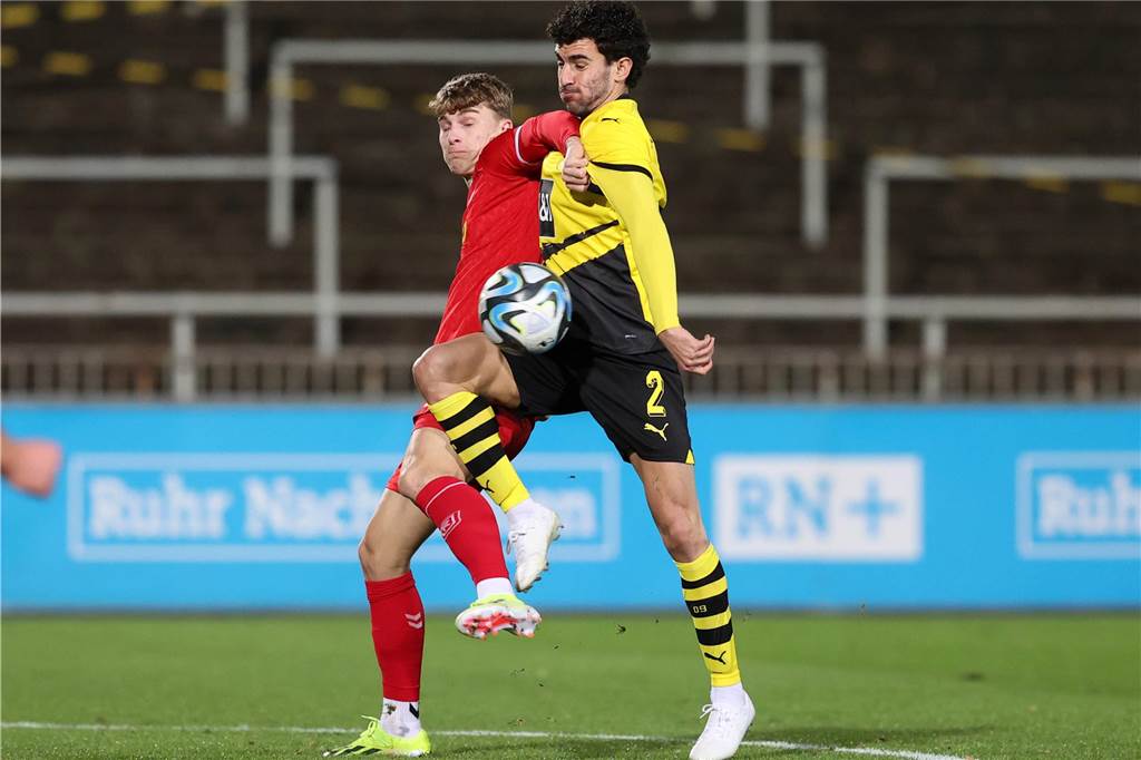 BVB ringt Tabellenführer Jahn Regensburg nieder : Morey sammelt wichtige Spielpraxis Mateu Morey im Zweikampf.