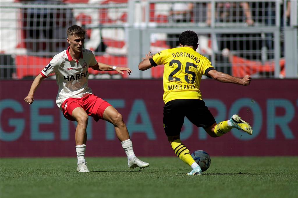 U23 gegen Essen: Morey bestreitet nach 468 Tagen wieder ein BVB-Pflichtspiel BVB-Rechtsverteidiger Mateu Morey (r.) im Zweikampf mit Essens Moritz Römling.