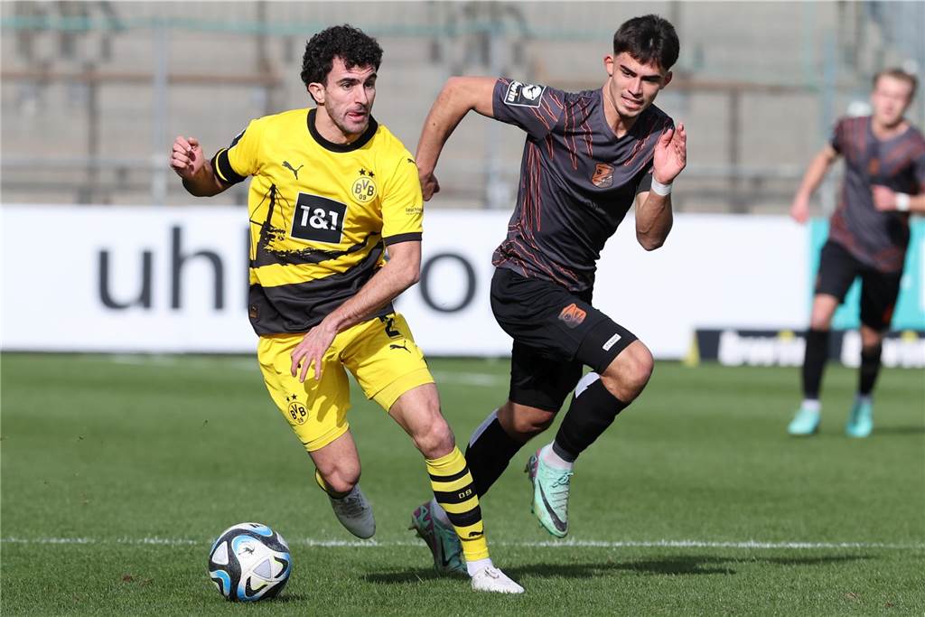 BVB-Spektakel nach der Halbzeit: Pohlmann führt U23 mit Dreierpack zum Sieg in Unterhaching Mateu Morey führt den Ball.