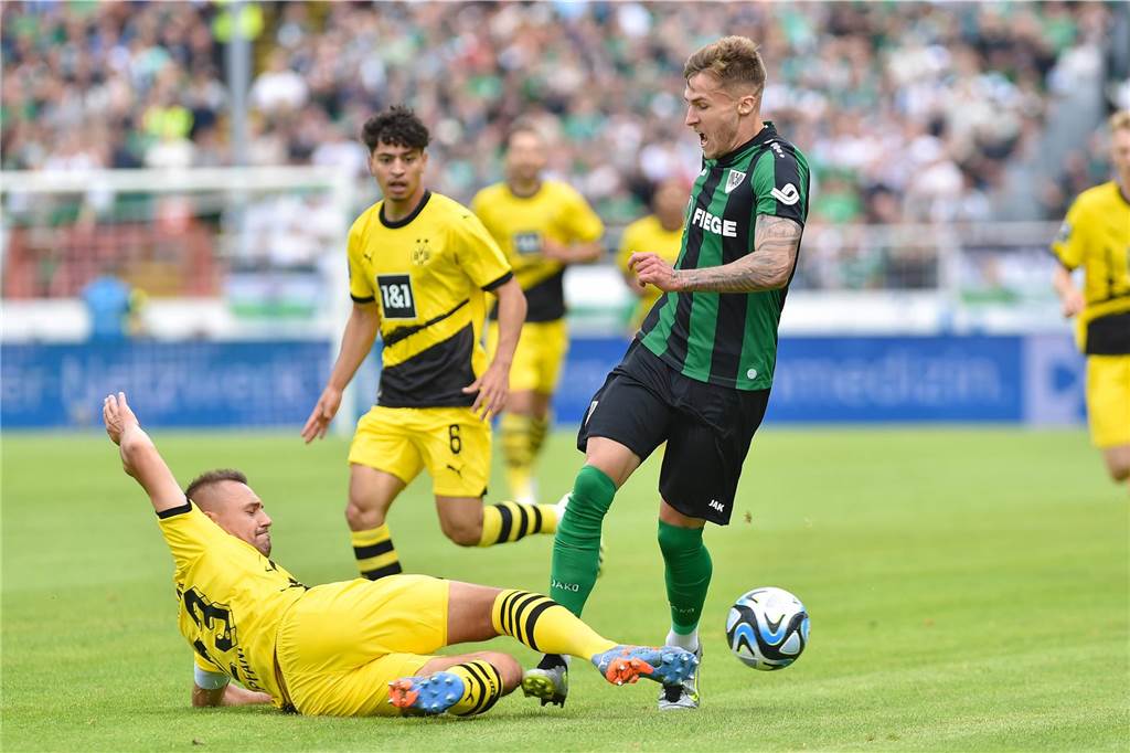 BVB-U23-Trainer Zimmermann nach 0:0 selbstkritisch : „Das muss ich auf meine Kappe nehmen“ Franz Pfanne führt einen Zweikampf gegen Joel Grodowski.