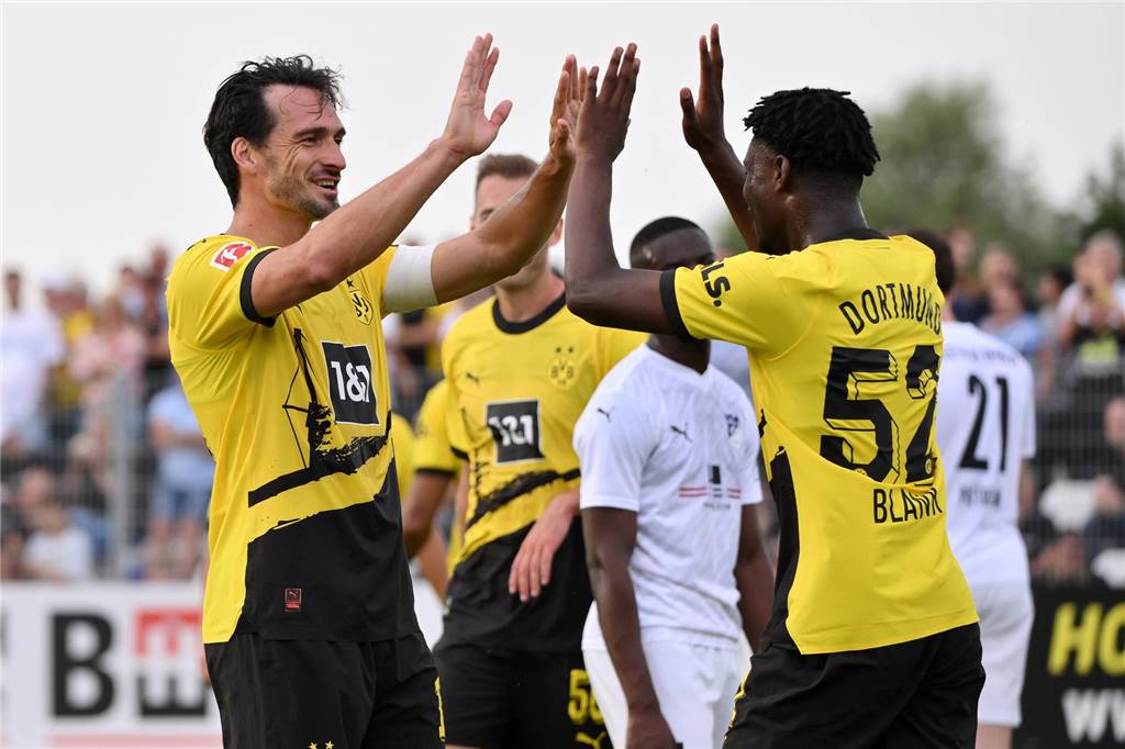 BVB-Youngster Hendry Blank über seinen Aufstieg: „Sehe keinen Grund, die große Show zu machen“ Mats Hummels klatscht mit Hendry Blank ab.