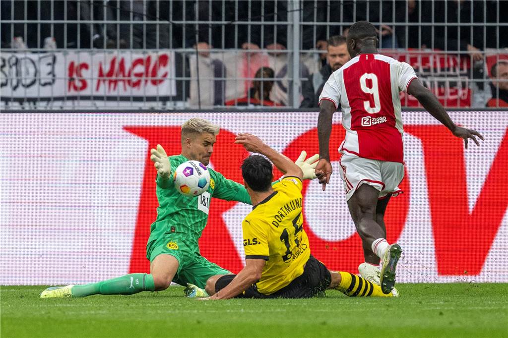 BVB geht kein Risiko bei Torwart Gregor Kobel: Geheimtest vor dem Bundesliga-Start geplant Alexander Meyer pariert einen Ball.