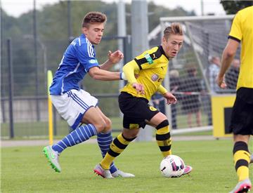 BVB-Spieler Felix Passlack (r.) im Zweikampf.