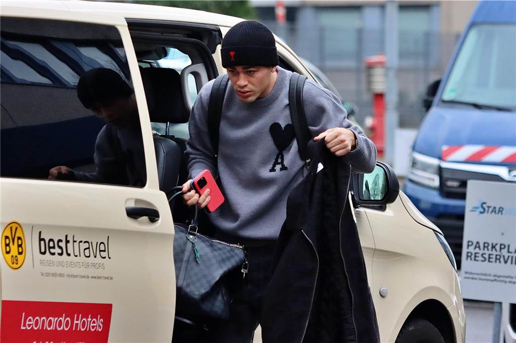 BVB-Spieler Giovanni Reyna auf dem Weg nach Nottingham.
