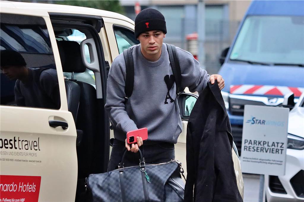 BVB-Spieler Giovanni Reyna auf dem Weg nach Nottingham.