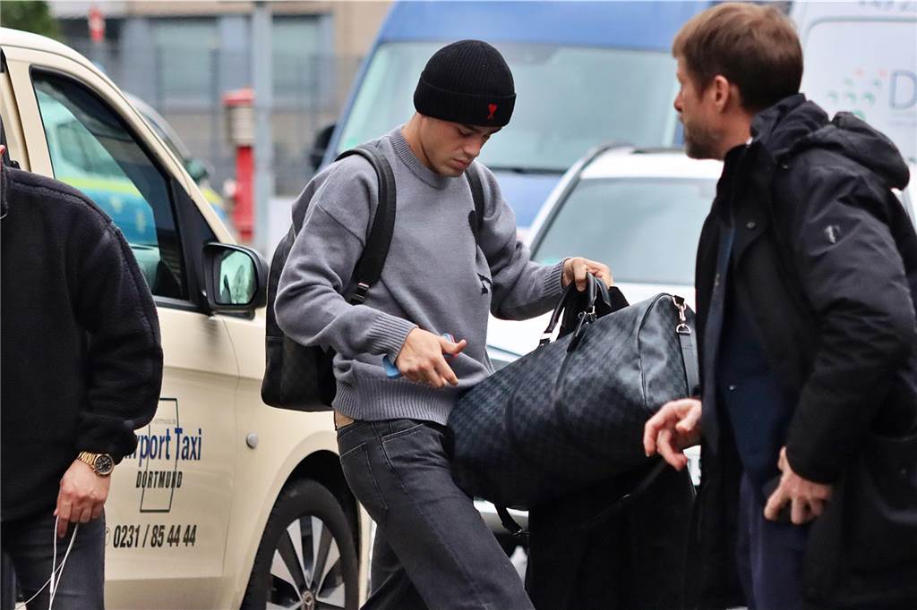 BVB-Spieler Giovanni Reyna auf dem Weg nach Nottingham.