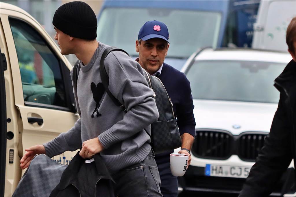 BVB-Spieler Giovanni Reyna auf dem Weg nach Nottingham.