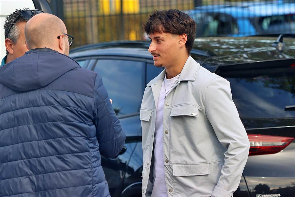 BVB stattet Guille Bueno mit Profivertrag aus : „Ich stehe bereit, sollte ich gebraucht werden“ Guille Bueno im Gespräch mit einem Reporter.