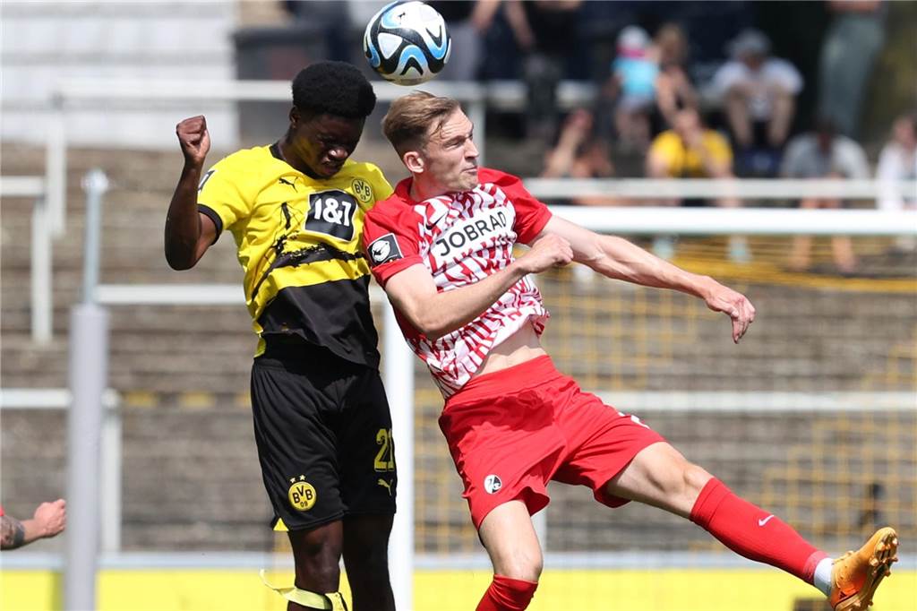 BVB-Youngster Hendry Blank : Erst unterm Radar, jetzt bei Terzic auf dem Schirm Hendry Blank führt ein Kopfballduell.