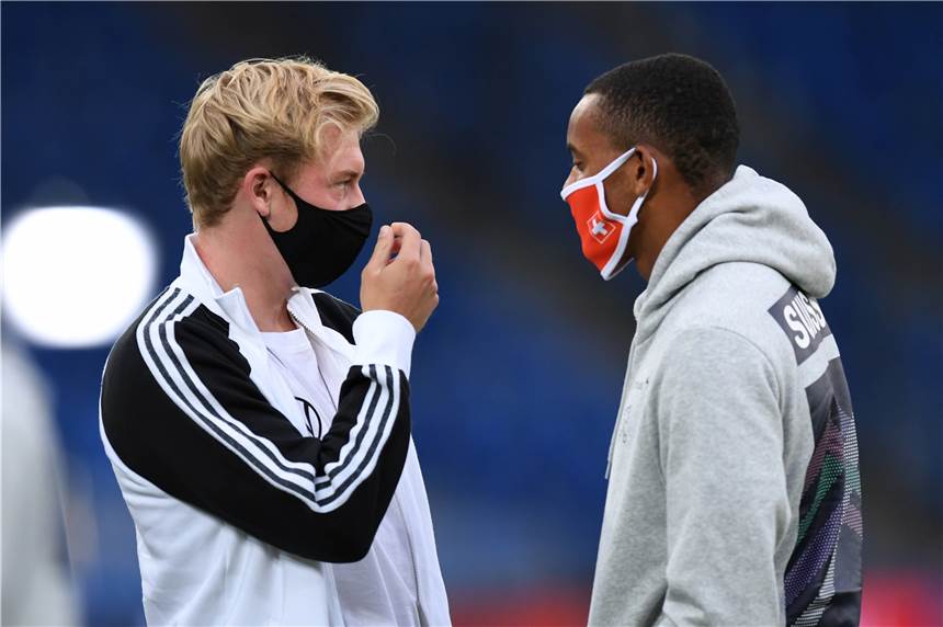 BVB-Spieler Brandt darf im DFB-Team nur 45 Minuten ran - Akanji solide BVB-Spieler im Gespräch: Julian Brandt (l.) und Manuel Akanji.