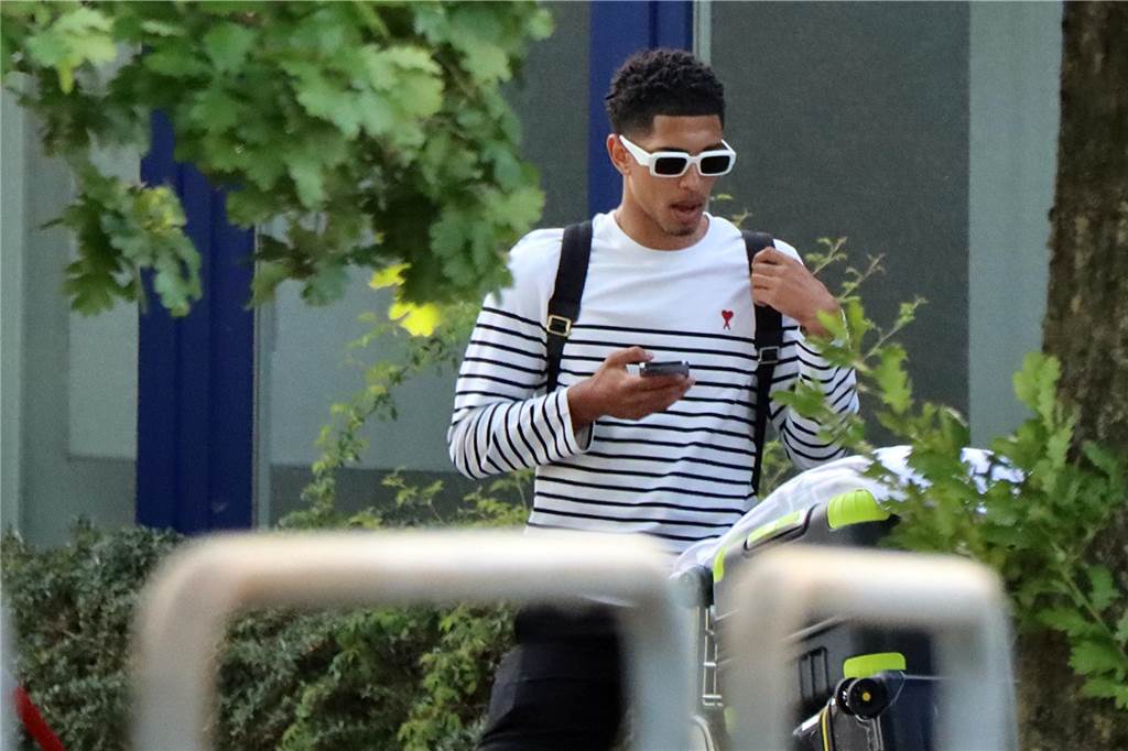 Exklusiv: Verabschiedet sich Bellingham hier aus Dortmund? BVB-Spieler trägt Knieorthese Jude Bellingham hat ein Handy in der Hand.