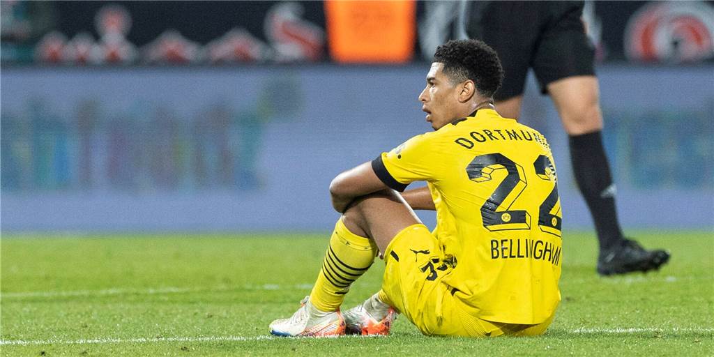 Bedenklicher BVB-Auftritt in Berlin: Dortmund ist im Mittelmaß angekommen BVB-Spieler Jude Bellingham sitzt enttäuscht am Boden.