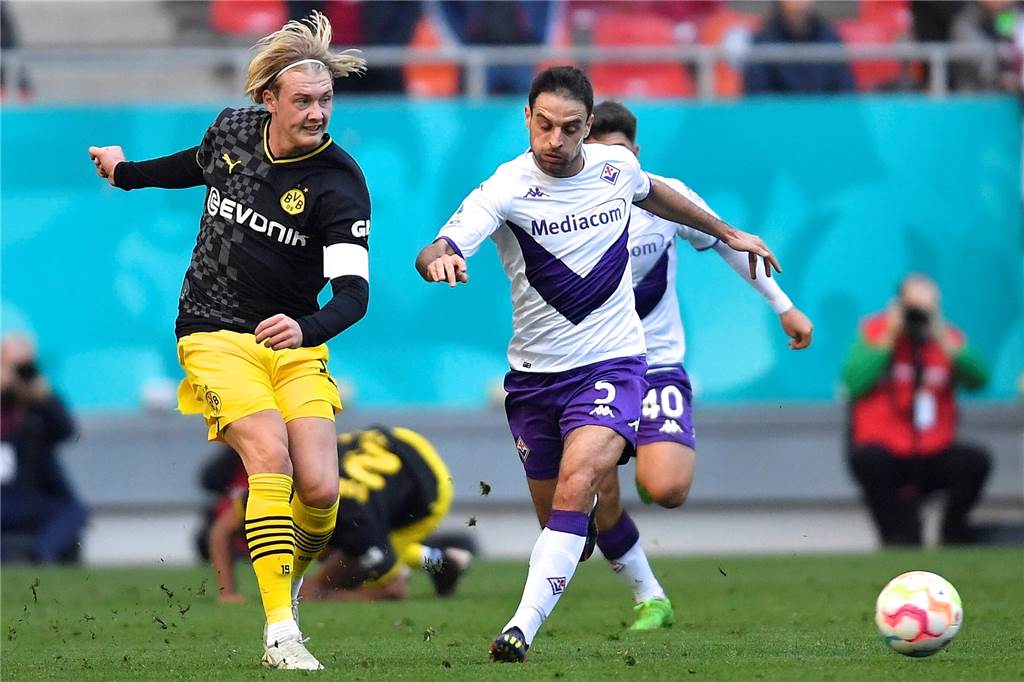 BVB-Spieler Julian Brandt im Zweikampf.