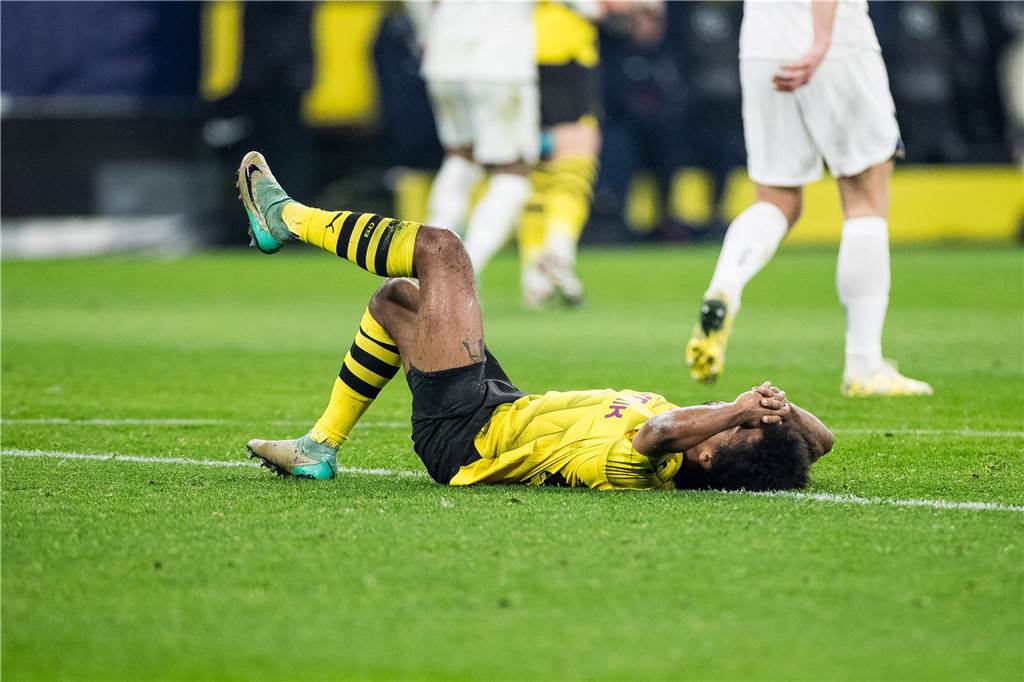 Terzic muss die richtigen Partner für Brandt finden: BVB-Zeugnis für die erste Saisonhälfte Karim Adeyemi liegt auf dem Boden und hält die Hände vors Gesicht.