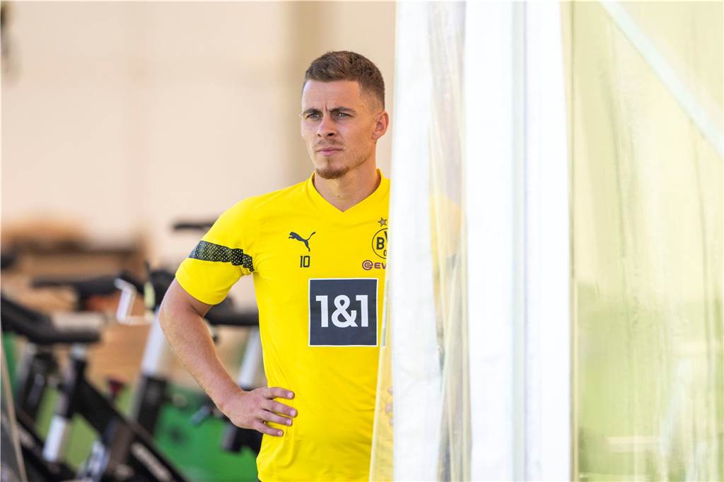 Einbruch in Villa von BVB-Star: Polizei nimmt zwei Verdächtige fest BVB-Spieler Thorgan Hazard ist aktuell an den niederländischen Club PSV Eindhoven ausgeliehen.