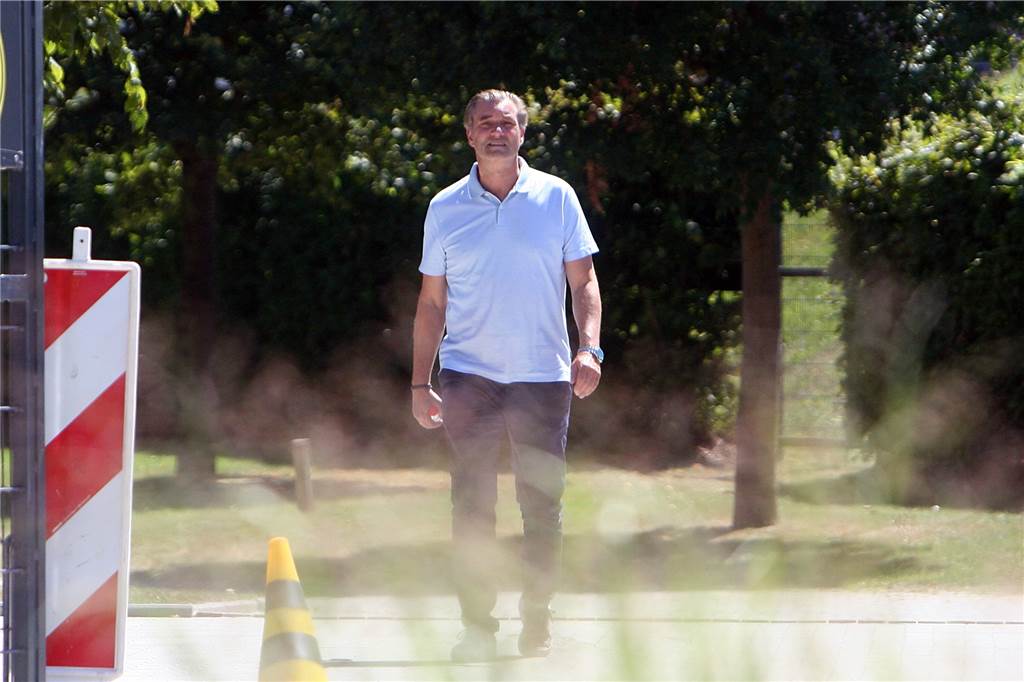 Media Day unter besonderen Umständen - BVB-Bosse beziehen neue Büros BVB-Sportdirektor Michael Zorc auf dem Weg in sein neues Büro in der Geschäftsstelle Sport.