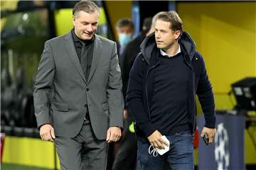 BVB-Sportdirektor Michael Zorc (links) und NLZ-Direktor Lars Ricken wollen perspektivisch die nächsten Top-Talente an den Profikader von Borussia Dortmund heranführen.