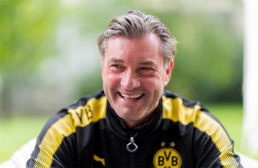 Sportdirektor Zorc über Transfers, Bosz und Ziele BVB-Sportdirektor Michael Zorc sagt: "Wir mussten ja immer schon einen etwas anderen Weg gehen als die Klubs, mit denen wir dann am Ende in diesen Top-Bereichen konkurrieren. Diesen Weg gehen wir weiter und fühlen uns wohl dabei."