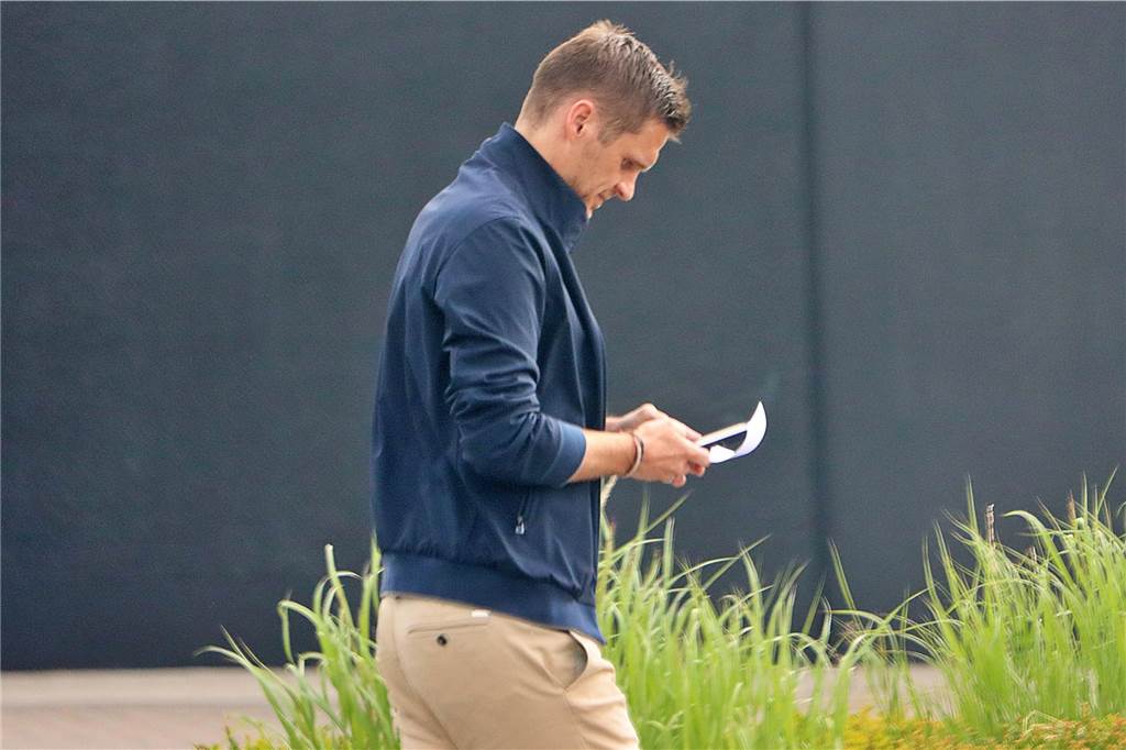 BVB-Trainer Terzic startet um 9.20 Uhr in die neue Saison: Teamtreffen in Brackel Sebastian Kehl schaut auf sein Handy.