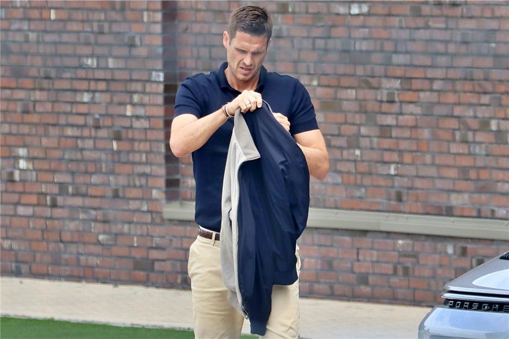 Sebastian Kehl hält eine Jacke in der Hand.