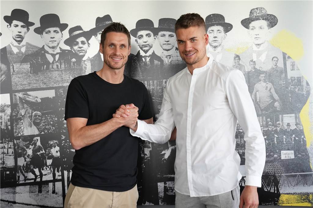 Hitz-Nachfolge geklärt: Alexander Meyer ist der neue Kobel-Vertreter beim BVB BVB-Sportdirektor Sebastian Kehl (l.) begrüßt Neuzugang Alexander Meyer.