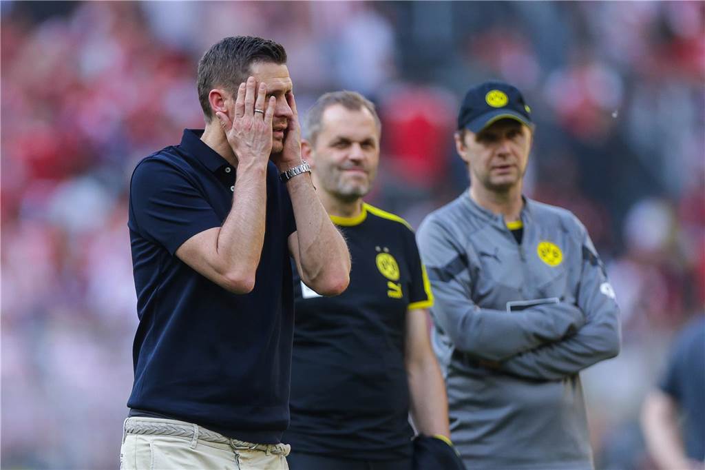 Sebastian Kehl hält sich die Hände vors Gesicht.
