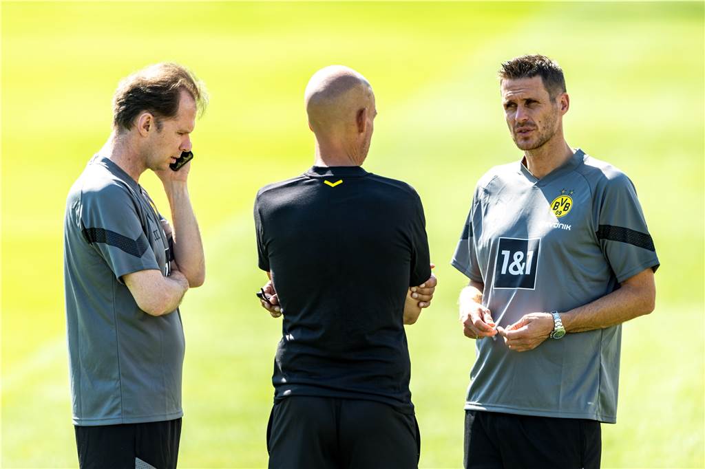 Haller-Erkrankung: Gedrückte BVB-Stimmung – sportlicher Plan über den Haufen geworfen BVB-Sportdirektor Sebastian Kehl (r.) im Gespräch mit Mannschaftsarzt Dr. Markus Braun (l.) und Geschäftsführer Carsten Cramer.