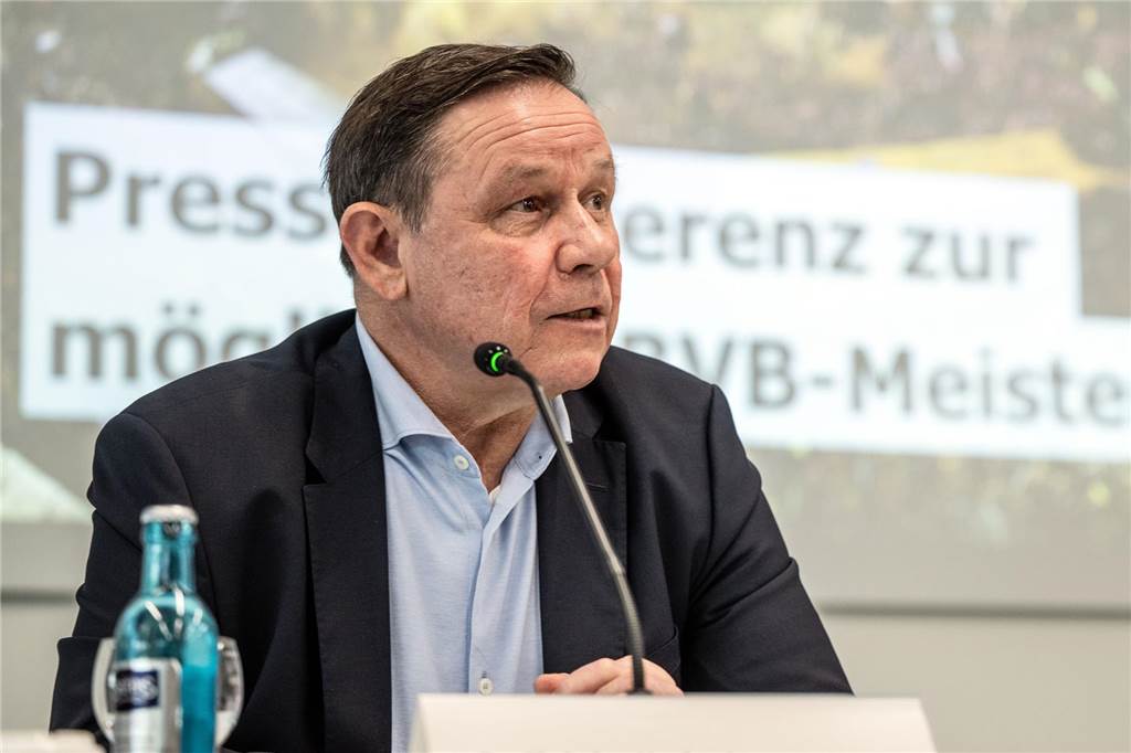Wasserfälle im BVB-Stadion während der EM: Wie sich Dortmund künftig dagegen wappnen will Christian Hockenjos sitzt auf einem Podium.
