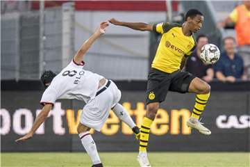 BVB-Stürmer Abdou Diallo (r) kostete 28 Millionen Euro Ablöse. Foto: David Inderlied