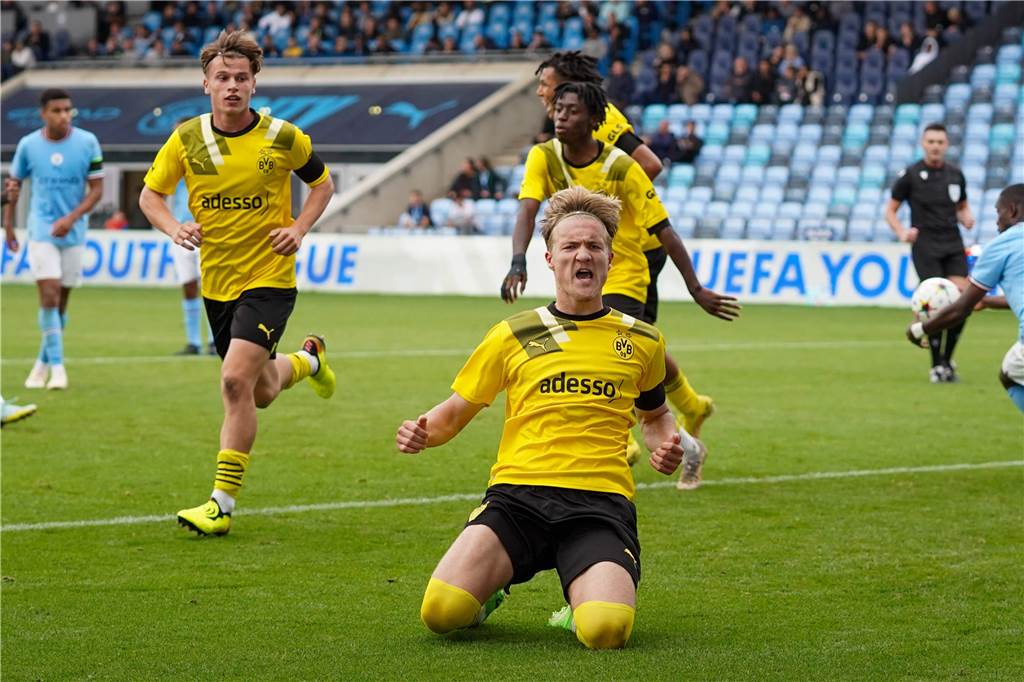 Schock in der Nachspielzeit: Viel Lob, aber keine Punkte für BVB-U19 BVB-Stürmer Julian Rijkhoff bejubelt seinen Elfmetertreffer zum 2:1.