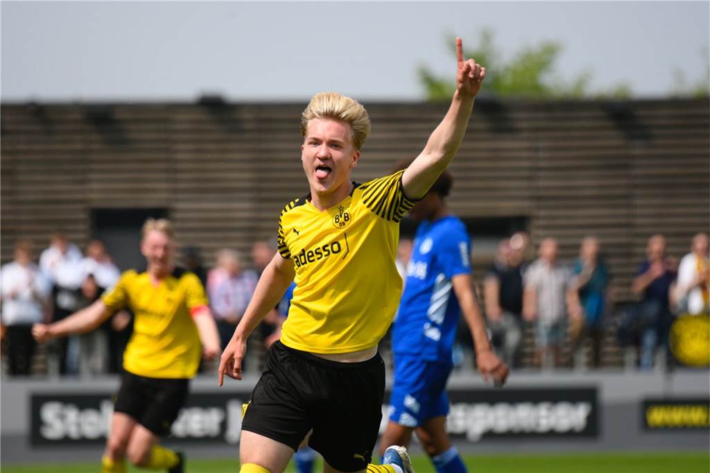 Fink und Rijkhoff schießen Schalke ab – BVB-U19 auf dem Weg ins Finale BVB-Stürmer Julian Rijkhoff bejubelt seinen Treffer zum 2:1.