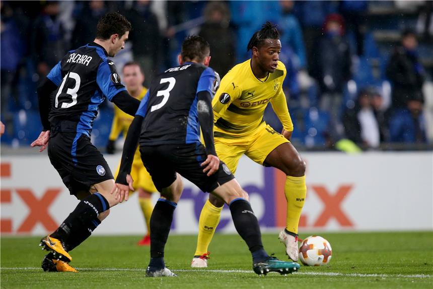 BVB-Stürmer reagiert schlagfertig auf Affenlaute BVB-Stürmer Michy Batshuayi (r.) wurde während des Spiels in Bergamo rassistisch beleidigt.