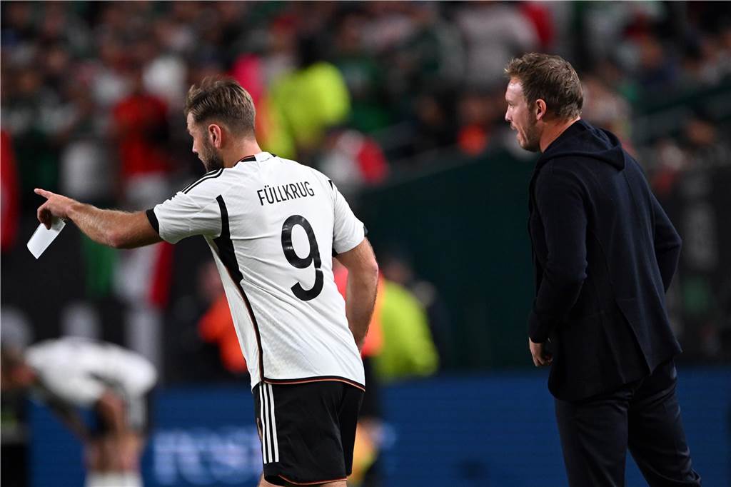 BVB-Stürmer Füllkrug stellt klar: „Mir steht es nicht zu, den Trainer zu kritisieren“ Niclas Füllkrug steht neben Julian Nagelsmann.