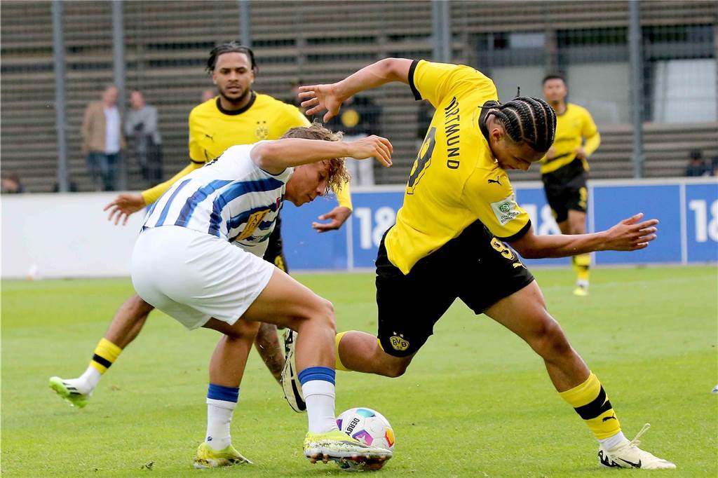 Herrmann sichert BVB-U19 gegen Hertha BSC die Chance aufs Finale: Dortmund droht Defensiv-Engpass Paris Brunner führt einen Zweikampf um den Ball.