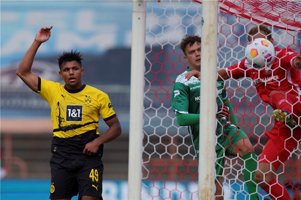 BVB-U23 empfängt Rivalen RW Essen im Signal Iduna Park: „Das soll ein Ansporn sein, keine Bürde“ Paul Besong hebt den rechten Arm in die Luft.