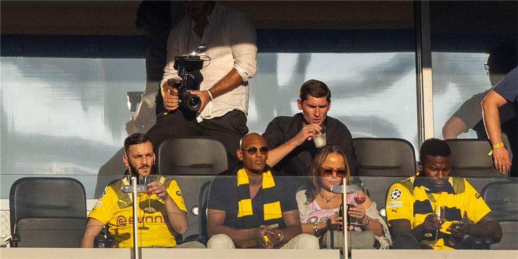 Sebastien Haller sitzt auf der Tribüne im Signal Iduna Park.