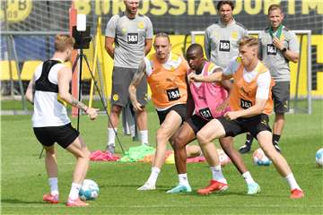 BVB-Stürmer Steffen Tigges (r.) hat das Interesse des 1. FC Köln geweckt.