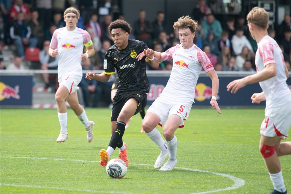 BVB-U17 will gegen Leipzig ins Endspiel einziehen: Halbfinal-Rückspiel im Live-Ticker Thierrry Tazemeta führt einen Zweikampf um den Ball.