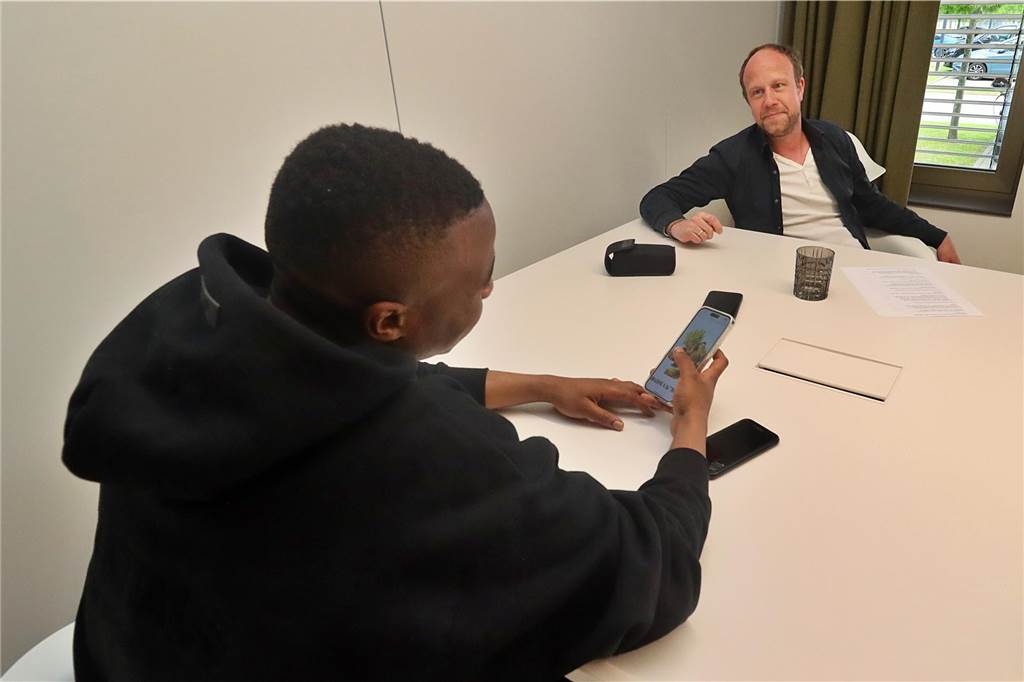 BVB-Youngster Youssoufa Moukoko im Exklusiv-Interview: „Ich bin hier noch lange nicht fertig“ Youssoufa Moukoko hat sein Handy in der Hand.