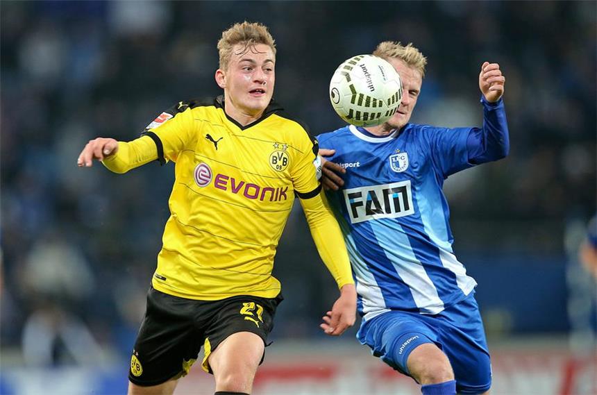 BVB muss sich mit 2:2 in Magdeburg begnügen BVB-Talent aus der U19: Jacob Bruun Larsen (l.)