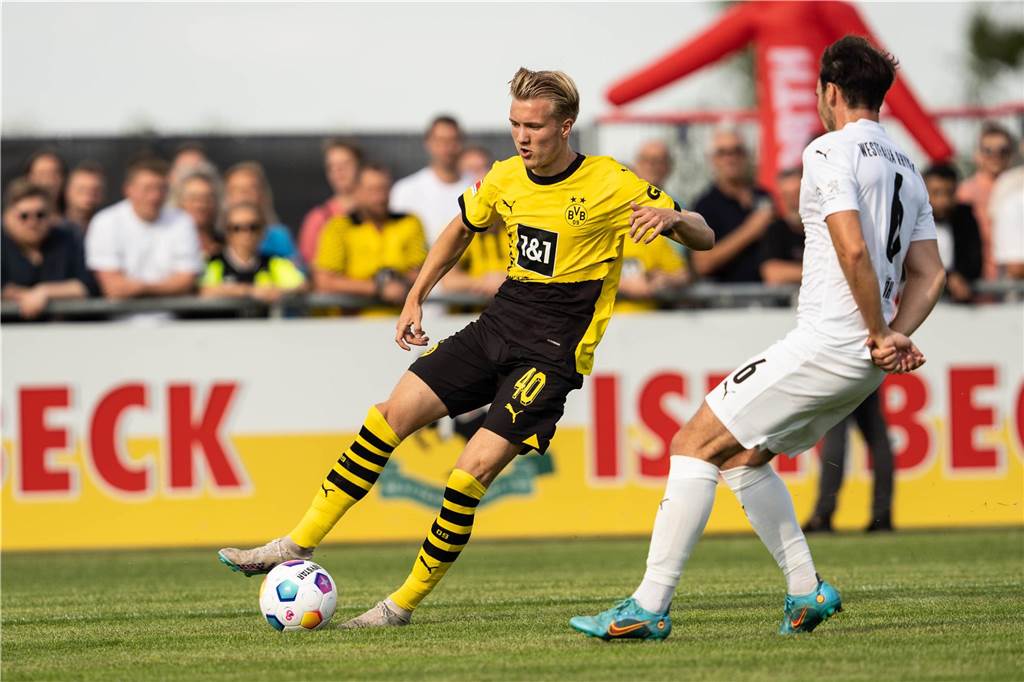 BVB-Juwel Julian Rijkhoff spielt wieder in der U19: Bundesligaeinsätze sind in weiter Ferne Julian Rijkhoff führt den Ball.