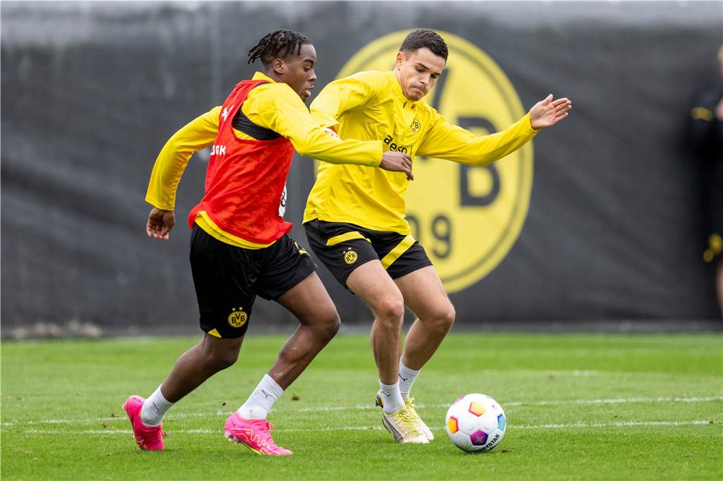 BVB-Youngster Kjell Wätjen vor Bundesliga-Debüt: „Daran bin ich extrem gewachsen“ Kjell Wätjen führt einen Zweikampf mit Jamie Bynoe-Gittens.