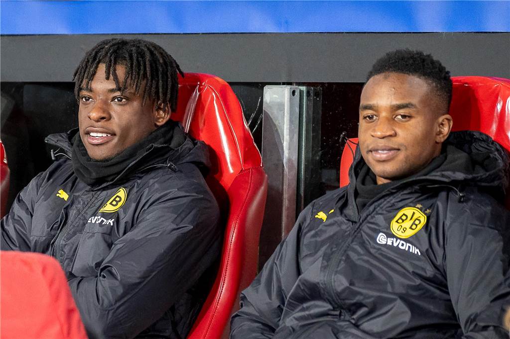 BVB-Talent Samuel Bamba fällt aus: Verletzung torpediert Vertragsverhandlungen Samuel Bamba sitzt neben Youssoufa Moukoko auf der Ersatzbank.