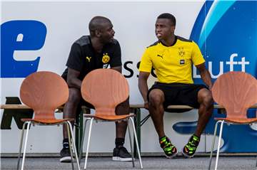 BVB-Talentecoach Otto Addo (r.) im Gespräch mit Youssoufa Moukoko.