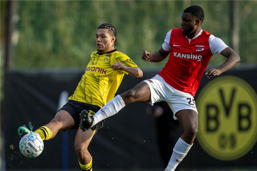 BVB-U19-Trainer Tullberg ändert Strategie: „Diesen Ansatz müssen wir viel stärker verfolgen“ Paris Brunner führt einen Zweikampf.