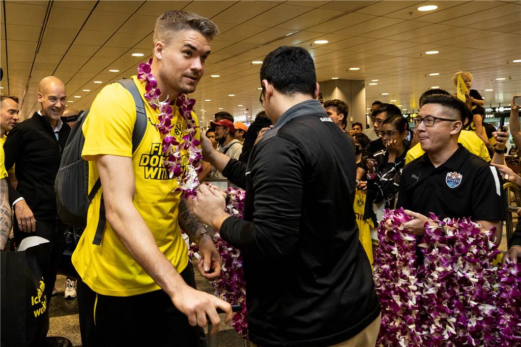 BVB-Torhüter Alexander Meyer im Exklusiv-Interview: „Ich habe alle Eindrücke aufgesaugt“ BVB-Torhüter Alexander Meyer bei der Ankunft am Flughafen in Singapur.