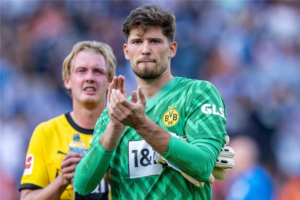 BVB-Rückkehrer Gio Reyna Gregor Kobel klatscht in die Hände.