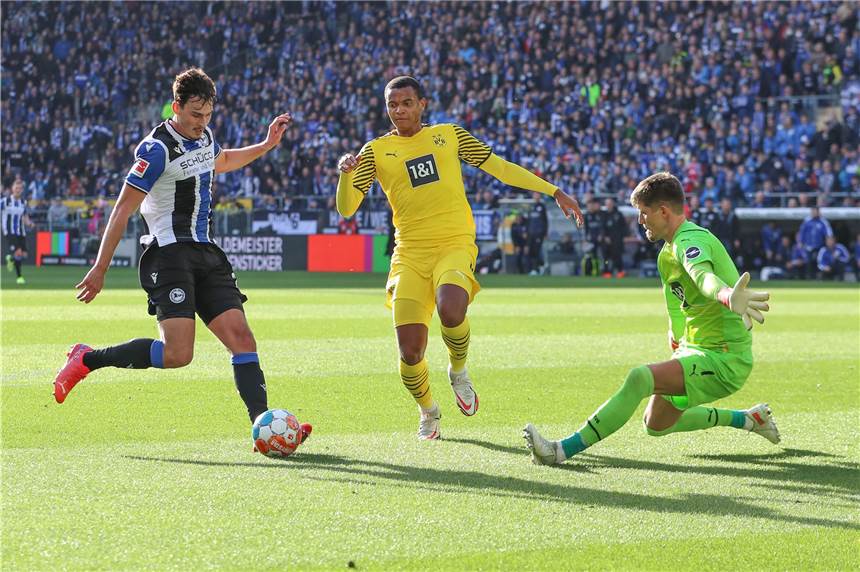 Angeschlagen ausgewechselt: BVB-Torhüter Kobel gibt nach 3:1 in Bielefeld Entwarnung BVB-Torhüter Gregor Kobel (r.) musste in Bielefeld angeschlagen ausgewechselt werden.