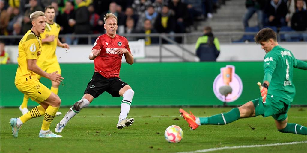 Einzelkritik: Kobel rettet schwachen BVB – Süle und Can stehen neben sich Gregor Kobel pariert den Schuss von Havard Nielsen.