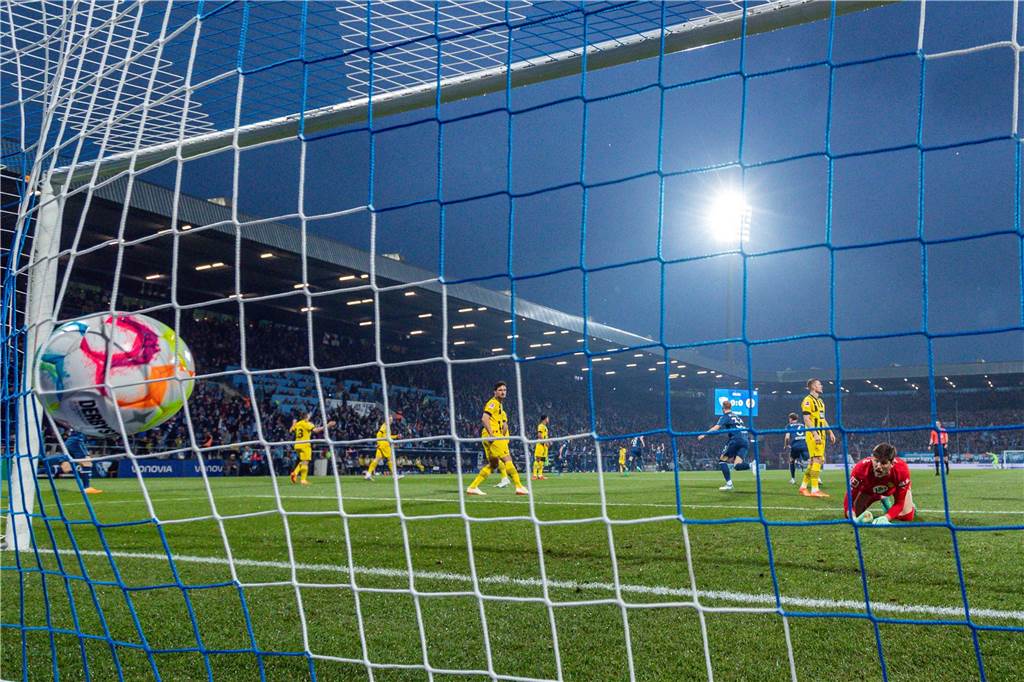 BVB-Torhüter Gregor Kobel spricht über seinen Vertrag: „Für mich ist das aktuell kein Thema“ Der Ball zappelt im Dortmunder Tornetz.